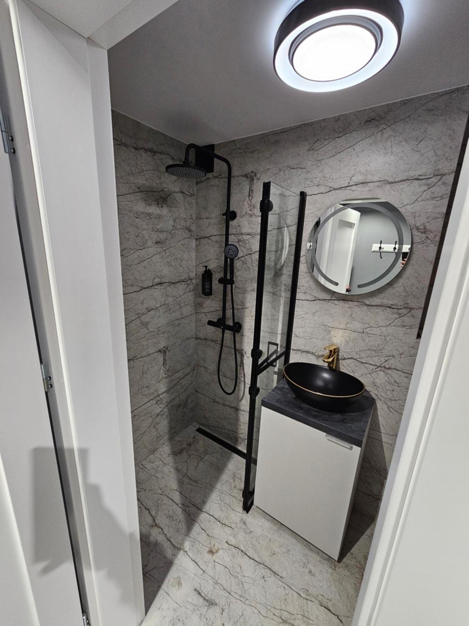 Apartament Z Jacuzzi Klimatyzacja Prywatny Parking 拉多姆 外观 照片